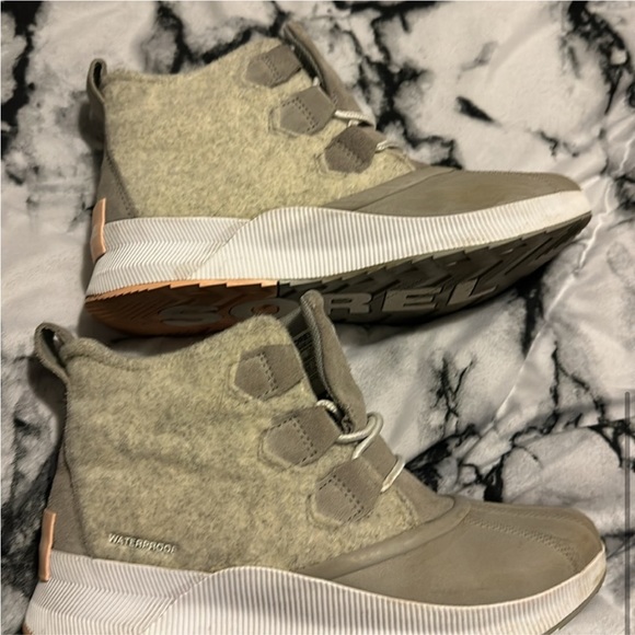 Sorel Rain Boots - Picture 5 of 6